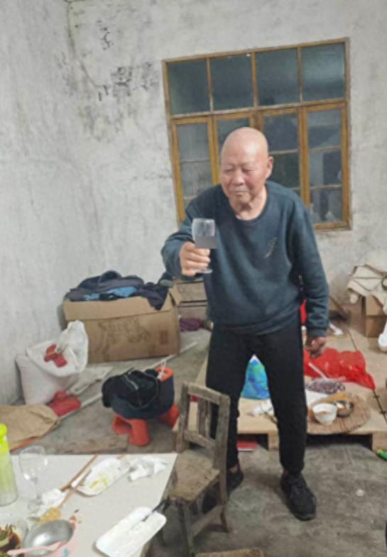 走失者照片 徐州市寻人：八旬老人走失，穿灰色短...