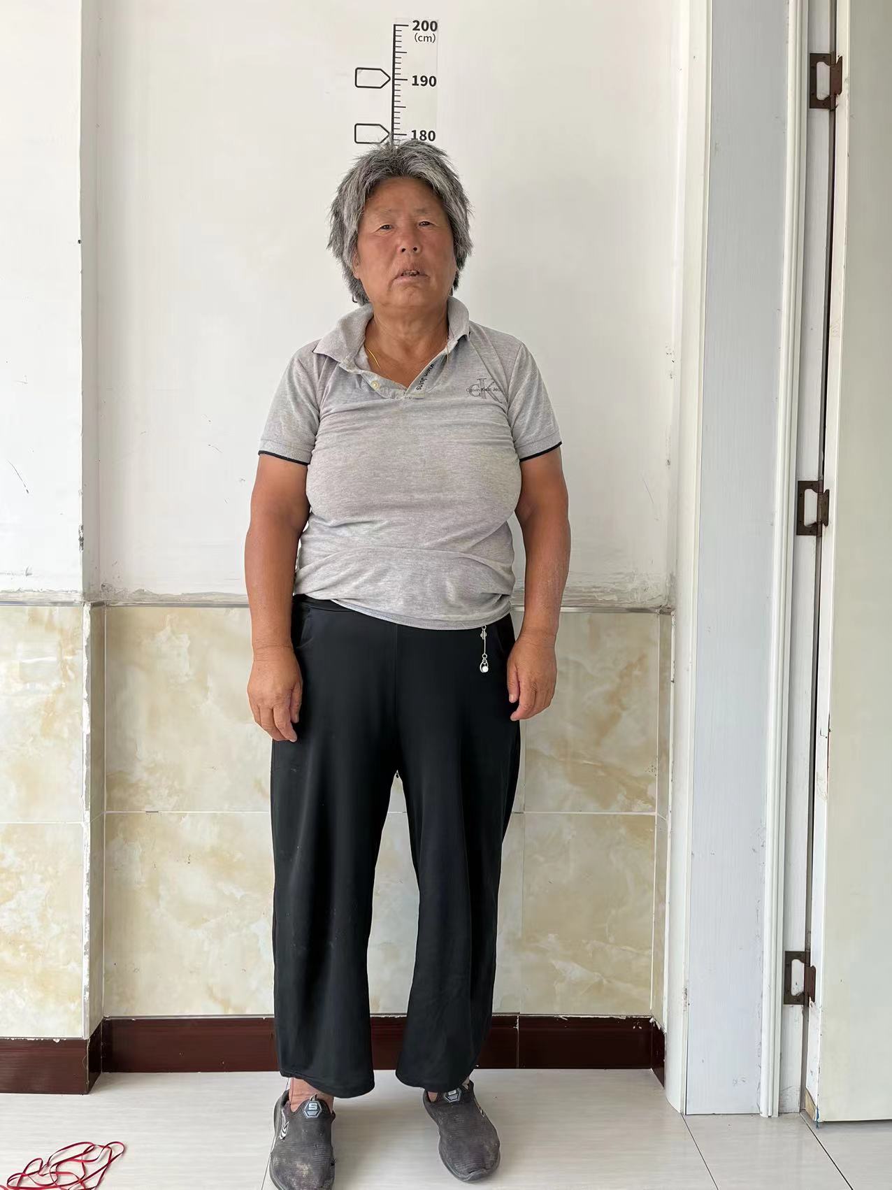 走失者照片 阜阳寻亲：六旬老太被救助，穿灰色上...
