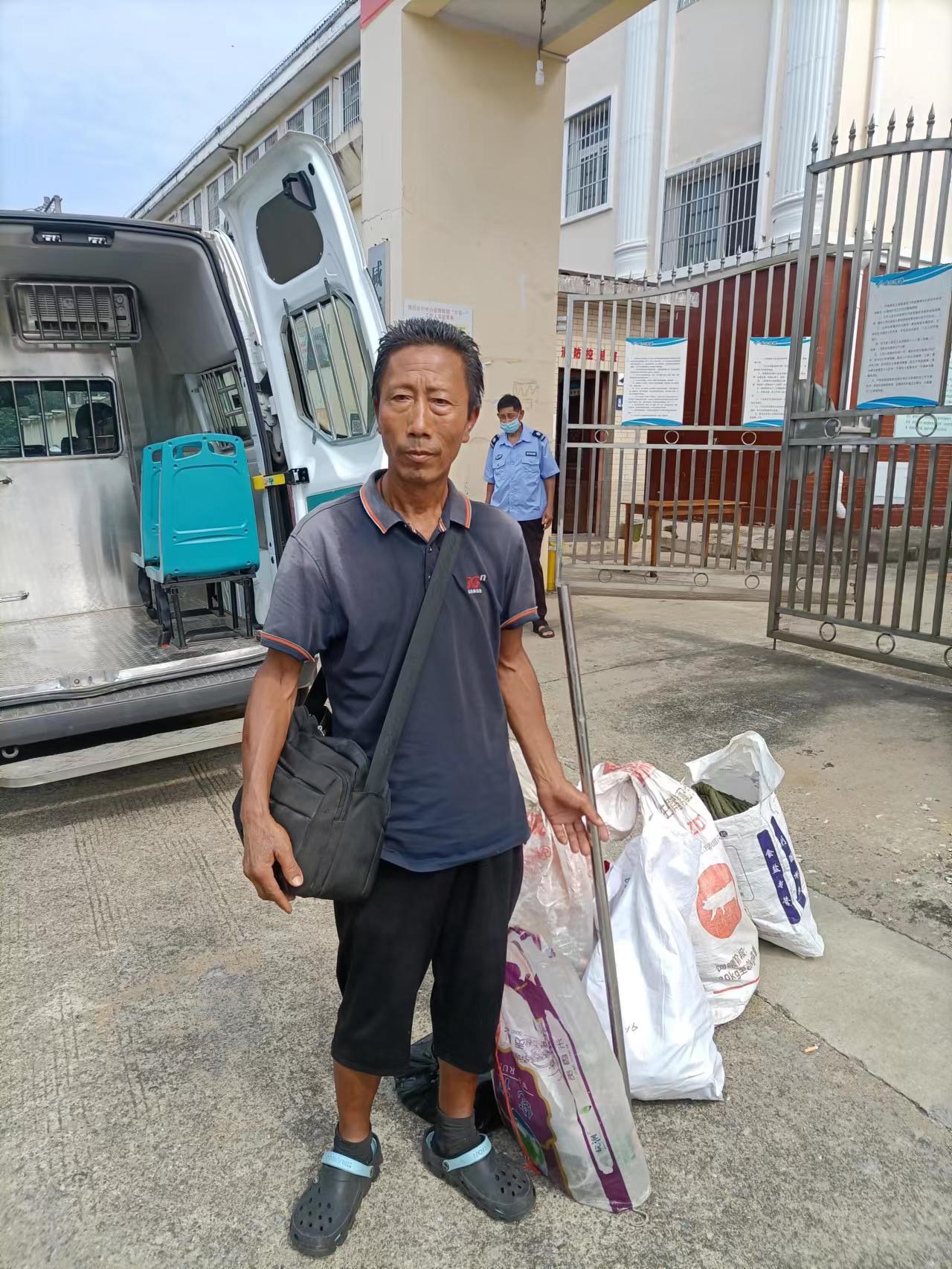 走失者照片 咸宁寻亲：六旬老人被救助，戴褐色墨...