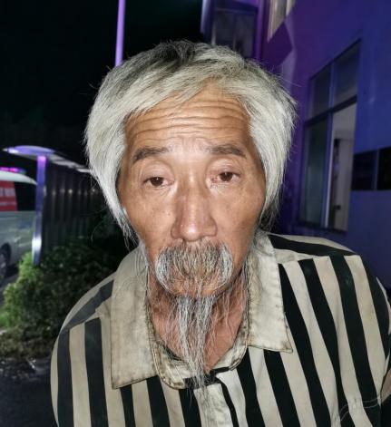 走失者照片 亳州寻亲：六旬老人被救助，穿黑白条...