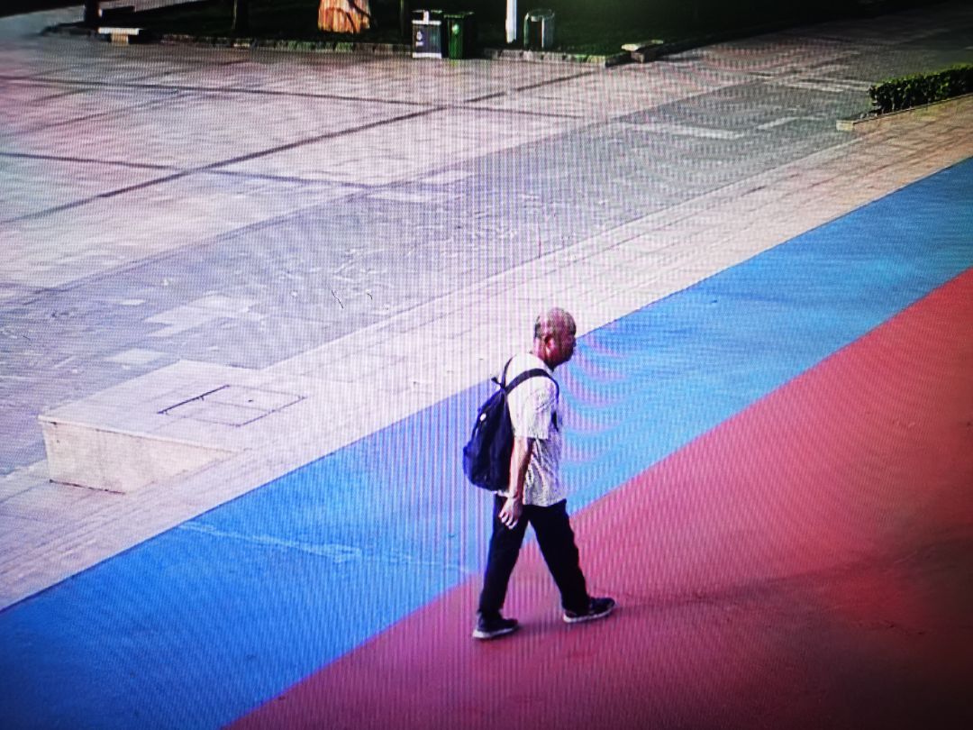 走失者照片 武汉急寻：六旬老人失联，穿白色条纹...