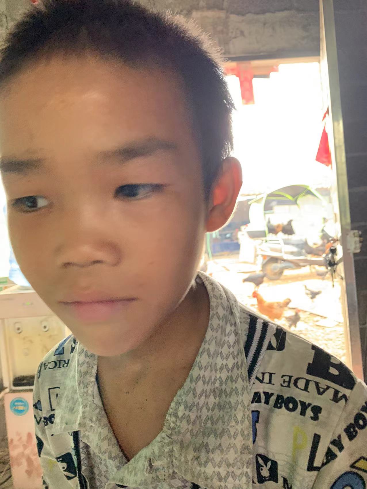 走失者照片 柳州急寻：11岁男孩失联，穿黑色衣...