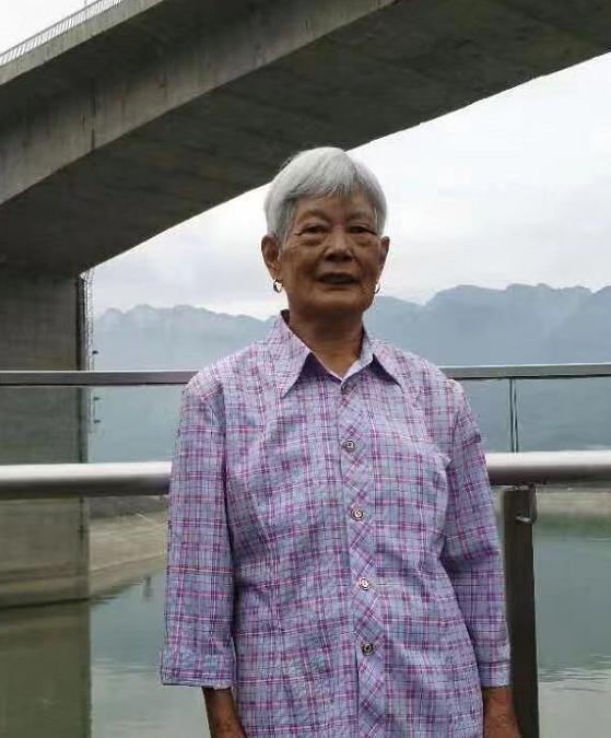 走失者照片 重庆七旬老太看病后走失，穿红色条纹...