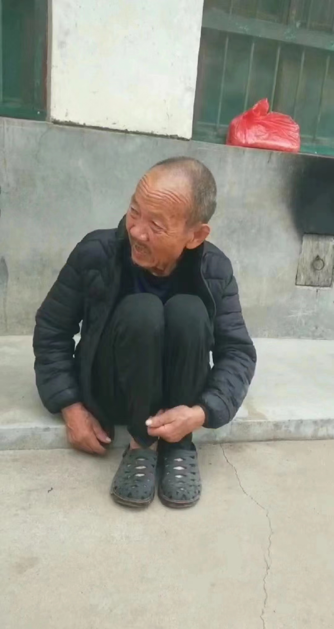 走失者照片 西安急寻：七旬老人走失，穿灰色背心...