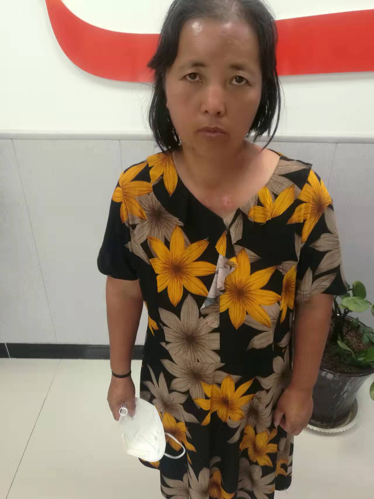 走失者照片 渭南急寻！五旬女子被救助，穿黑底黄...