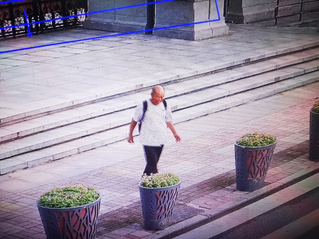 走失者照片 武汉急寻：六旬老人失联，穿白色条纹...