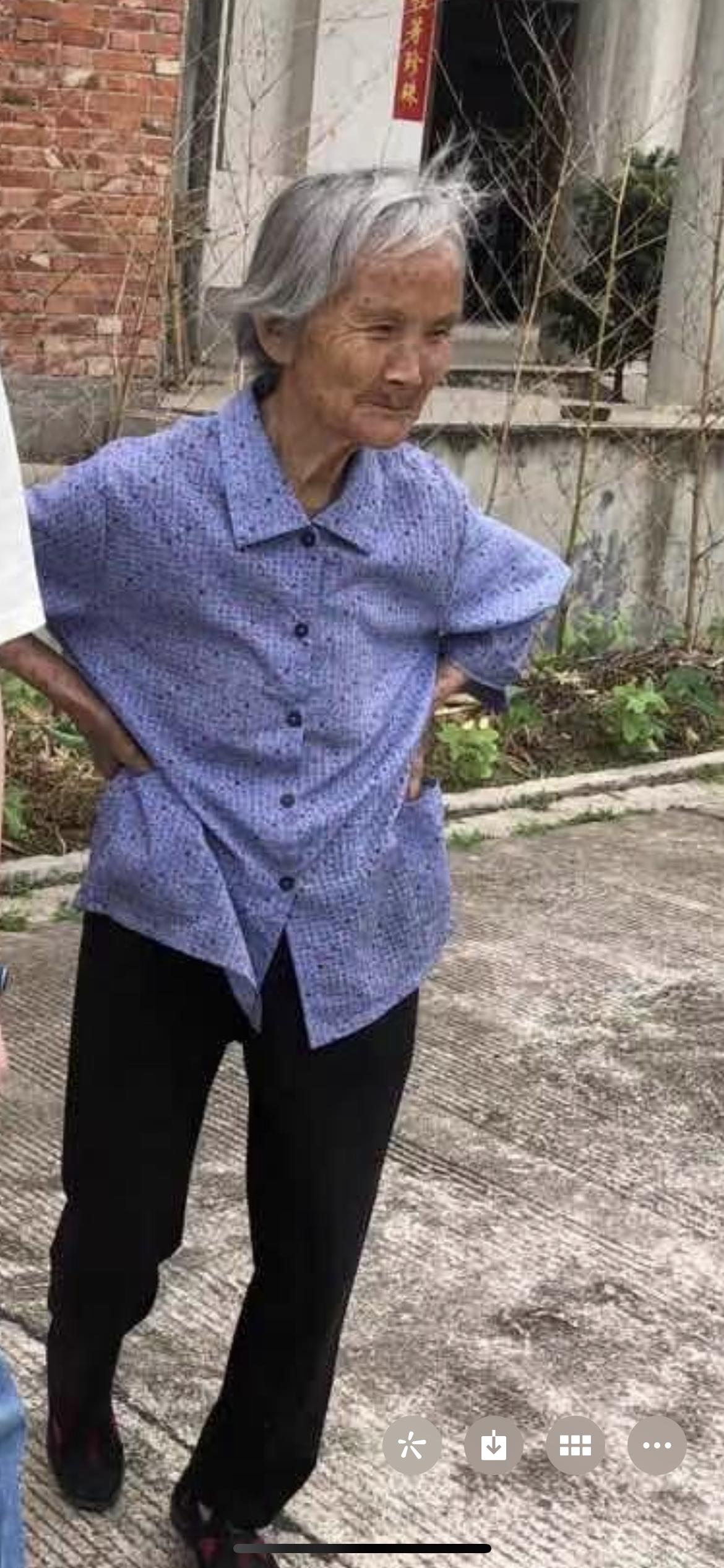走失者照片 赣州急寻：八旬老太走失，穿蓝色花上...