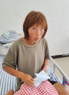 走失者照片 亳州寻亲：中年女子被救助，穿白色针...