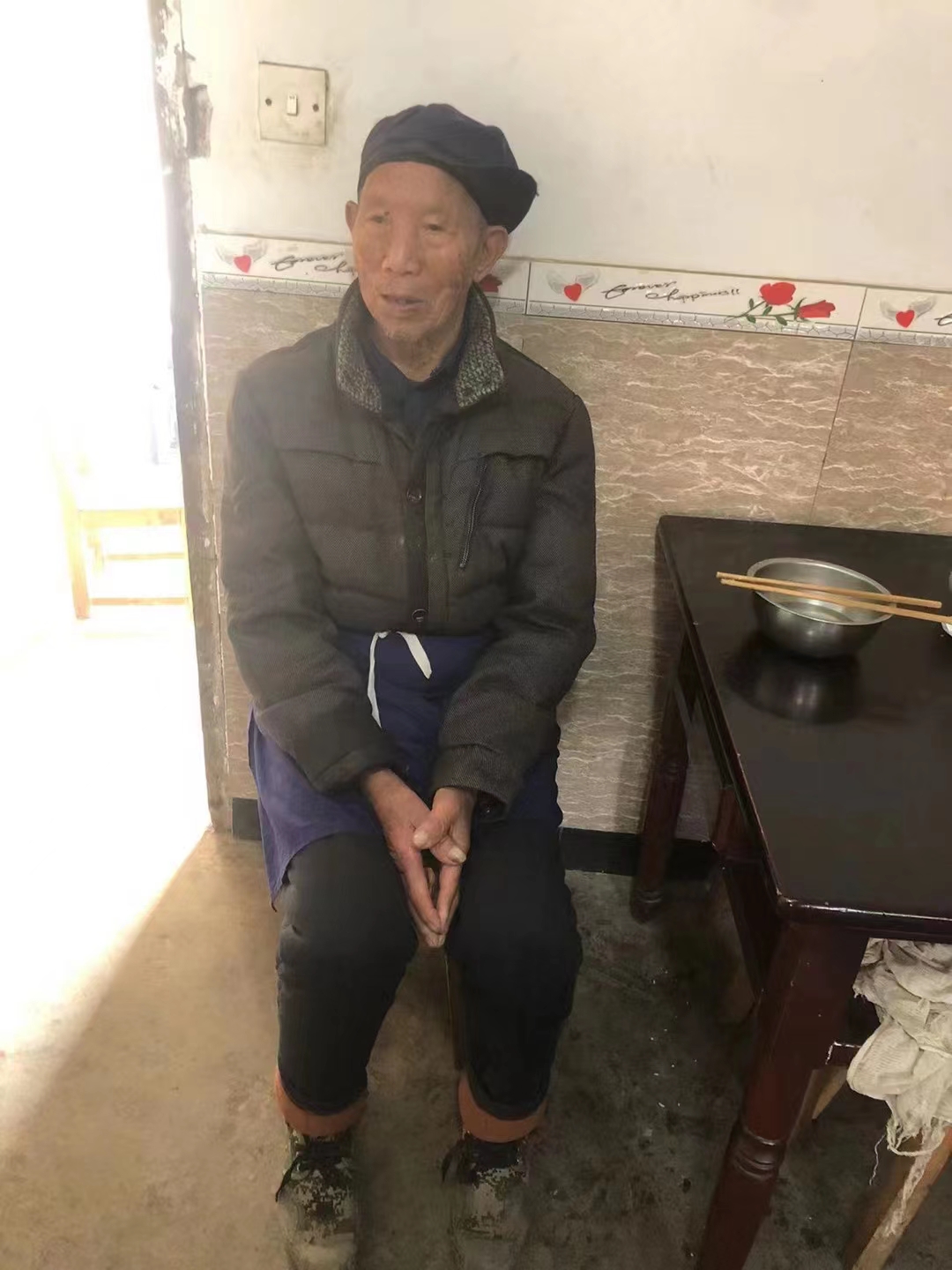 走失者照片 乐山急寻：九旬老人走失，穿深蓝色短...