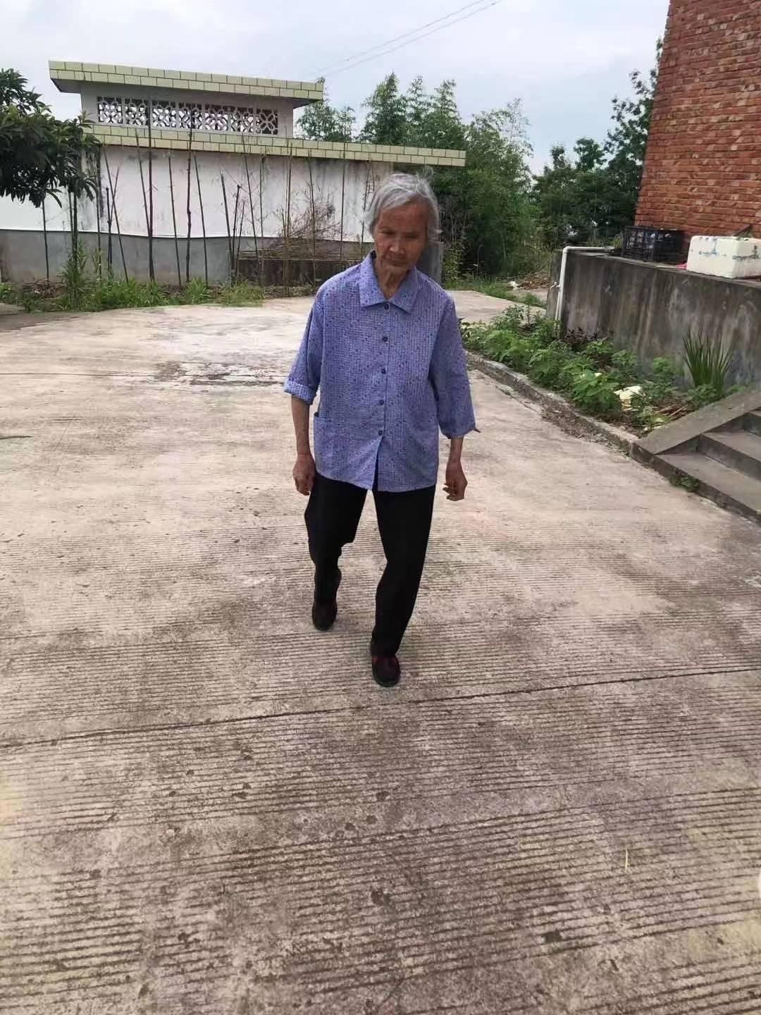 走失者照片 赣州急寻：八旬老太走失，穿蓝色花上...