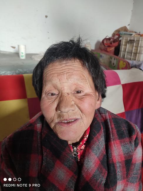 走失者照片 滨州寻亲：七旬老太被救助，穿红黑格...