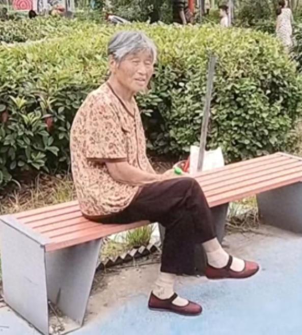 走失者照片 阜阳界首寻人：七旬老太走失，穿红黑...