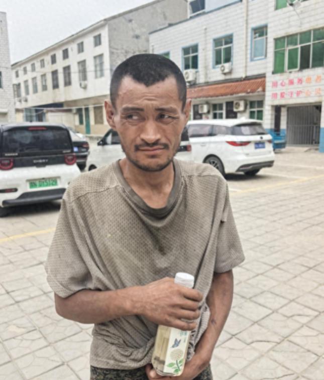 走失者照片 商丘市寻亲：五旬男子被救助，穿灰色...