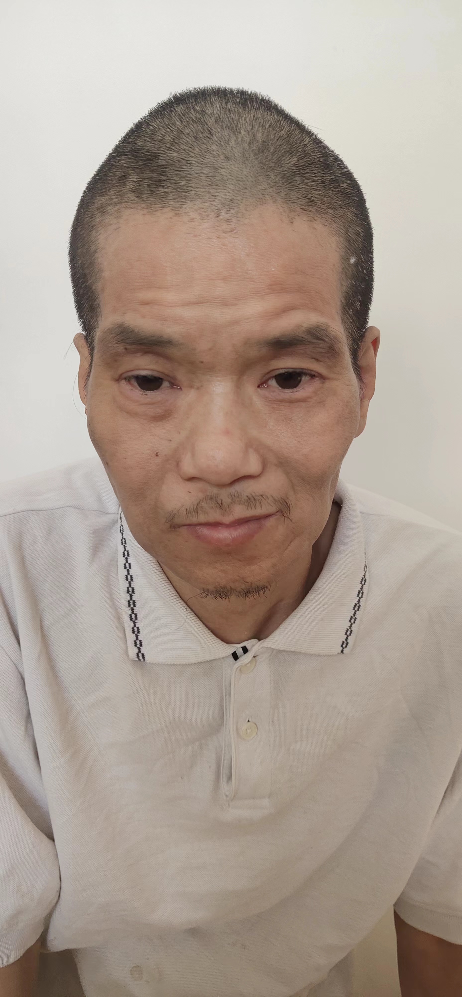 走失者照片 遂宁寻亲：中年男子被救助，穿黑色衣...