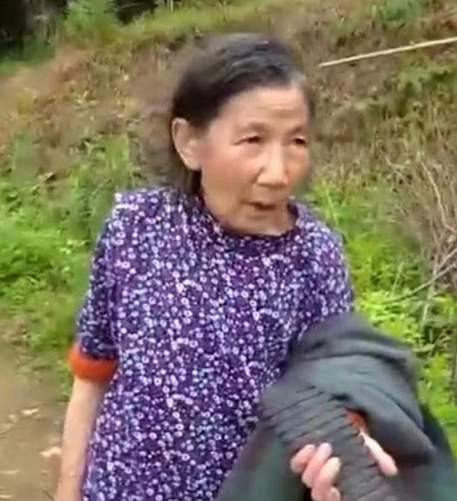 走失者照片 德阳什邡急寻：七旬老太走失，穿浅绿...