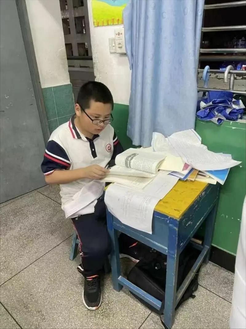 走失者照片 泉州南安急寻：14岁男孩失联，穿蓝...