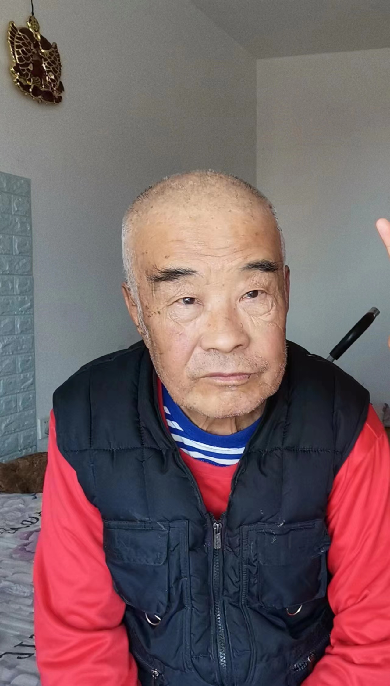 走失者照片 鹤岗急寻：七旬老人走失，穿深灰色衣...