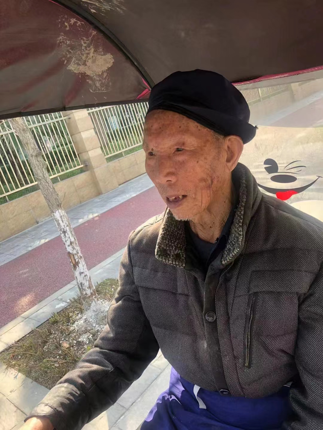 走失者照片 乐山急寻：九旬老人走失，穿深蓝色短...
