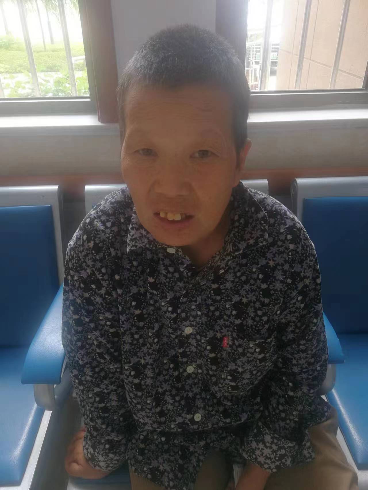 走失者照片 包头市救助站：五旬女子被救助，穿蓝...