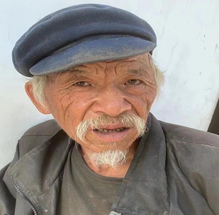走失者照片 商丘寻亲：七旬老人被救助，穿灰色外...