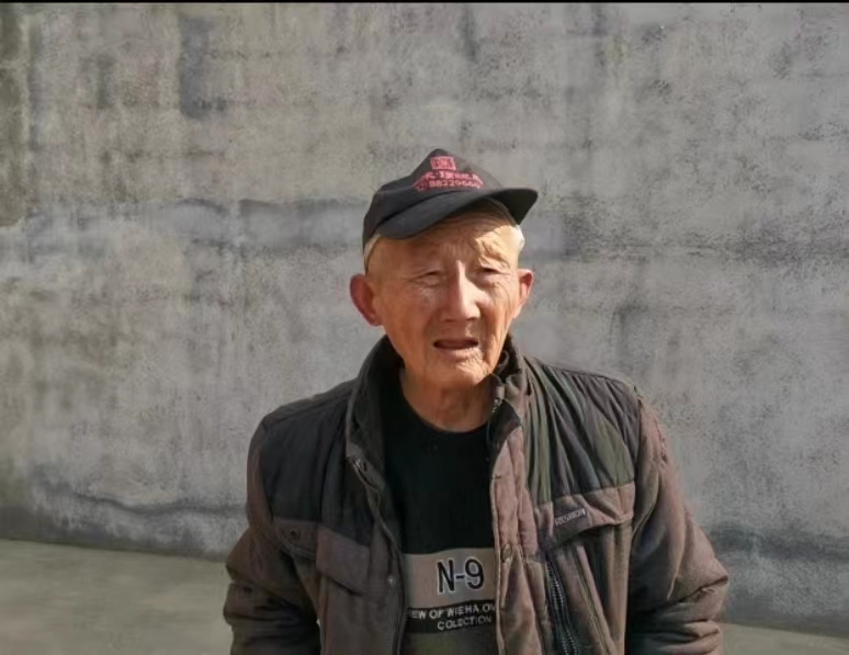 走失者照片 漳州急寻：八旬老人失联，穿白色T恤...