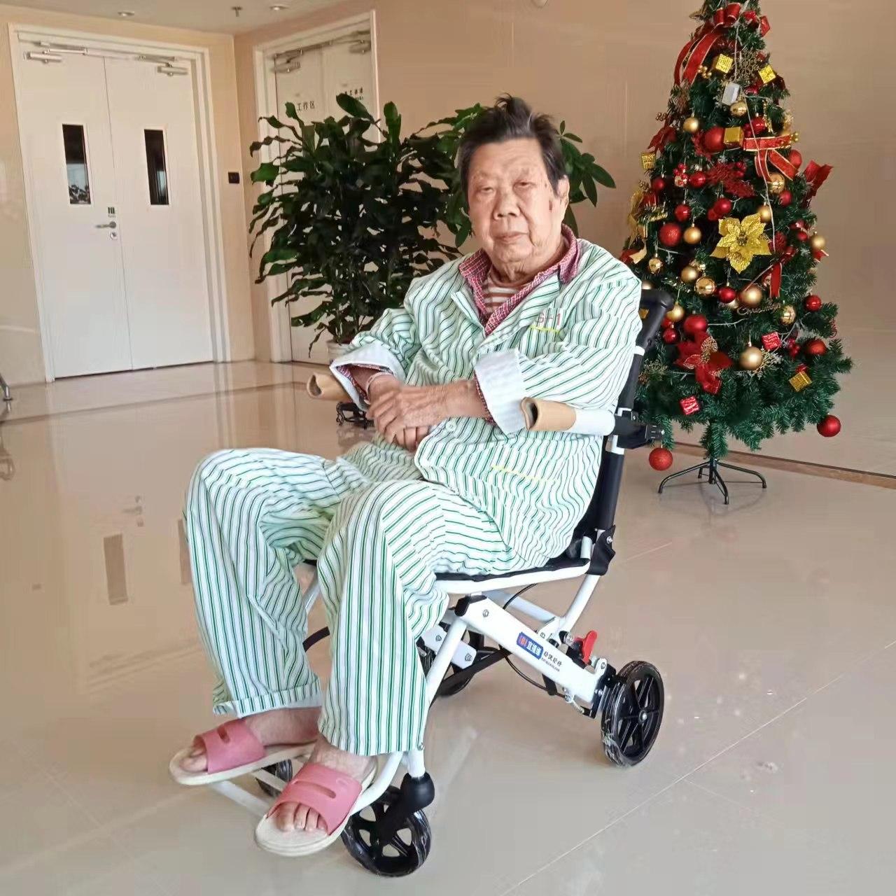 走失者照片 北京急寻！八旬老太走失，穿白色背心...