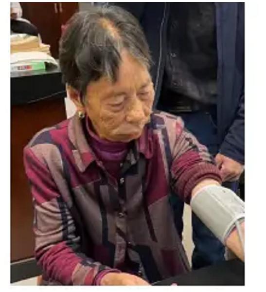 走失者照片 湘潭急寻：八旬老太走失，穿红蓝色条...