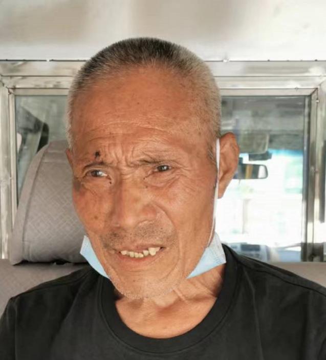 走失者照片 洛阳寻亲：七旬老人被救助，穿白色短...