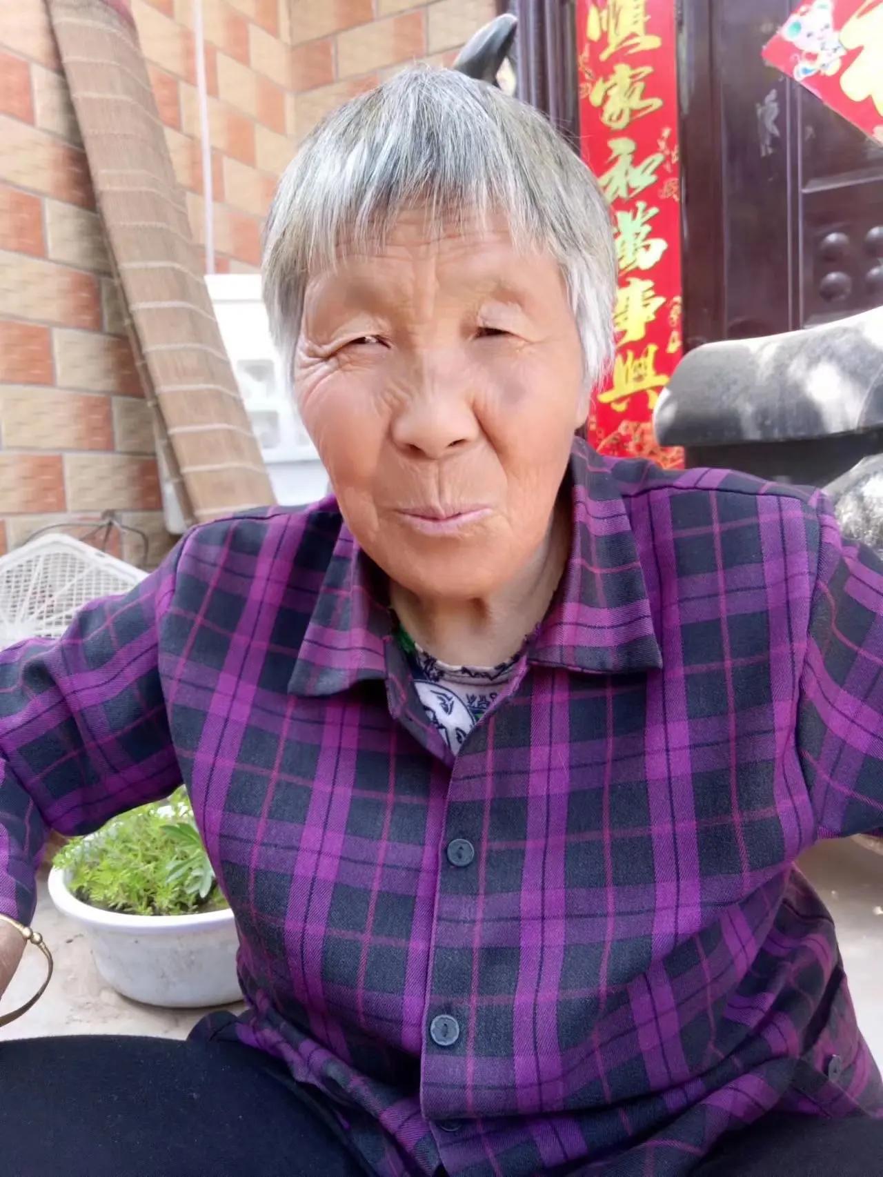 走失者照片 郑州急寻：七旬老太失联，穿紫色格子...