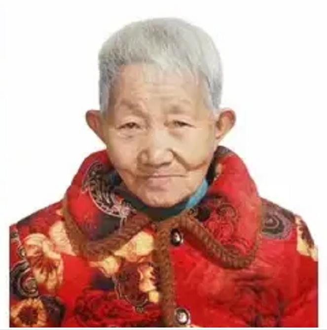 走失者照片 泸州急寻：八旬老太失联，穿红色格子...