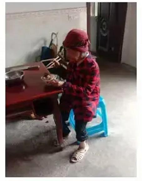 走失者照片 泸州急寻：八旬老太失联，穿红色格子...