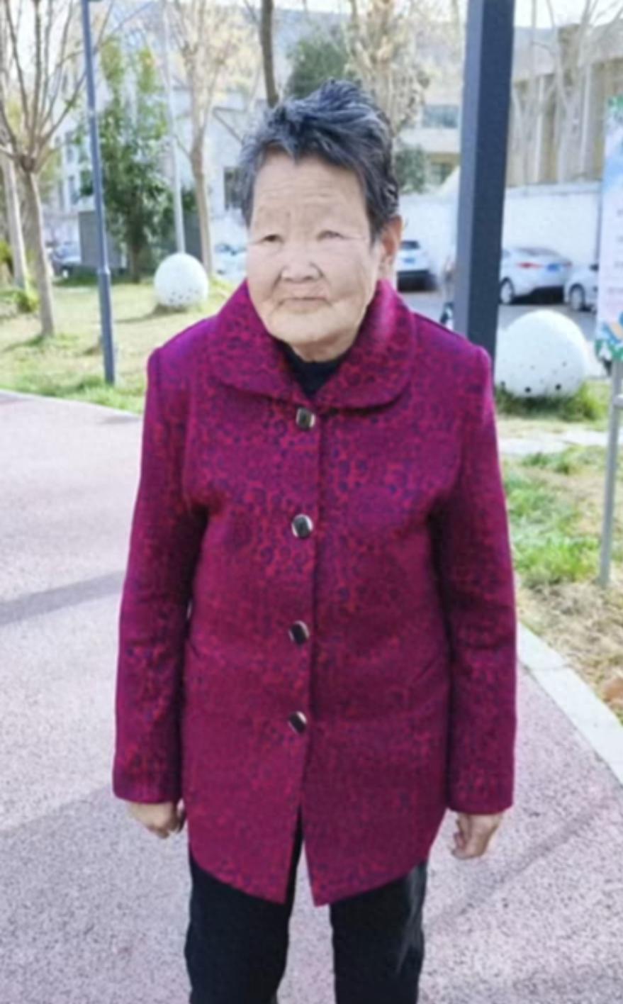走失者照片 西安市寻人：八旬老太走失，穿红白相...