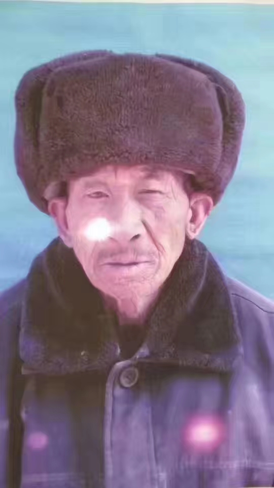 走失者照片 商丘急寻：八旬老人失联，穿白色背心...