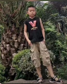 走失者照片 肇庆急寻：10岁男孩失联，穿黑色长...