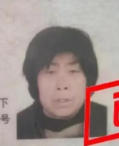走失者照片 济南急寻：六旬老太走失，提红色塑料...