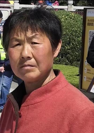 走失者照片 泰安寻人：新泰六旬老太失联，戴白色...