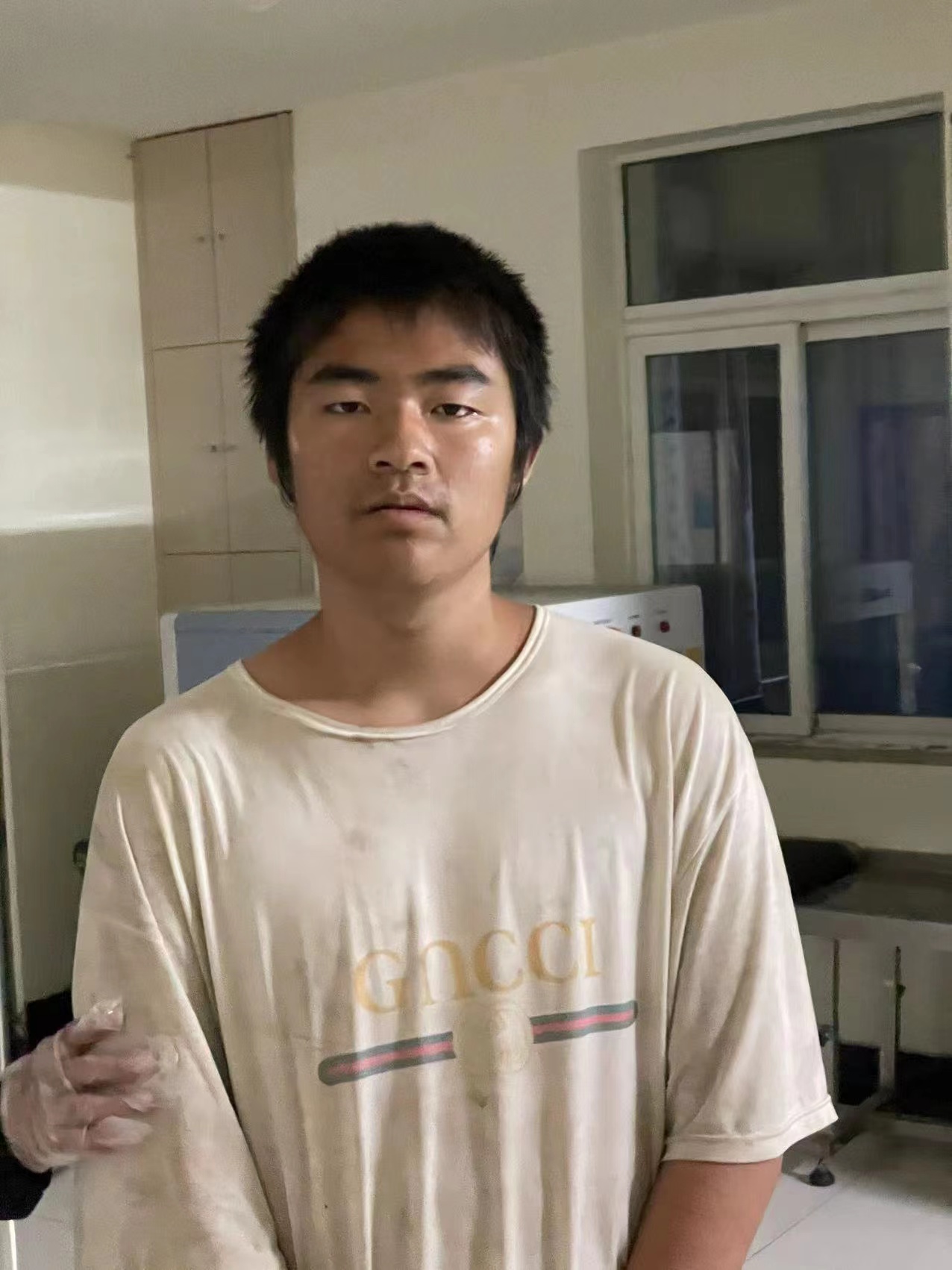 走失者照片 丹东寻亲：青年男子被救助，穿白色衣...