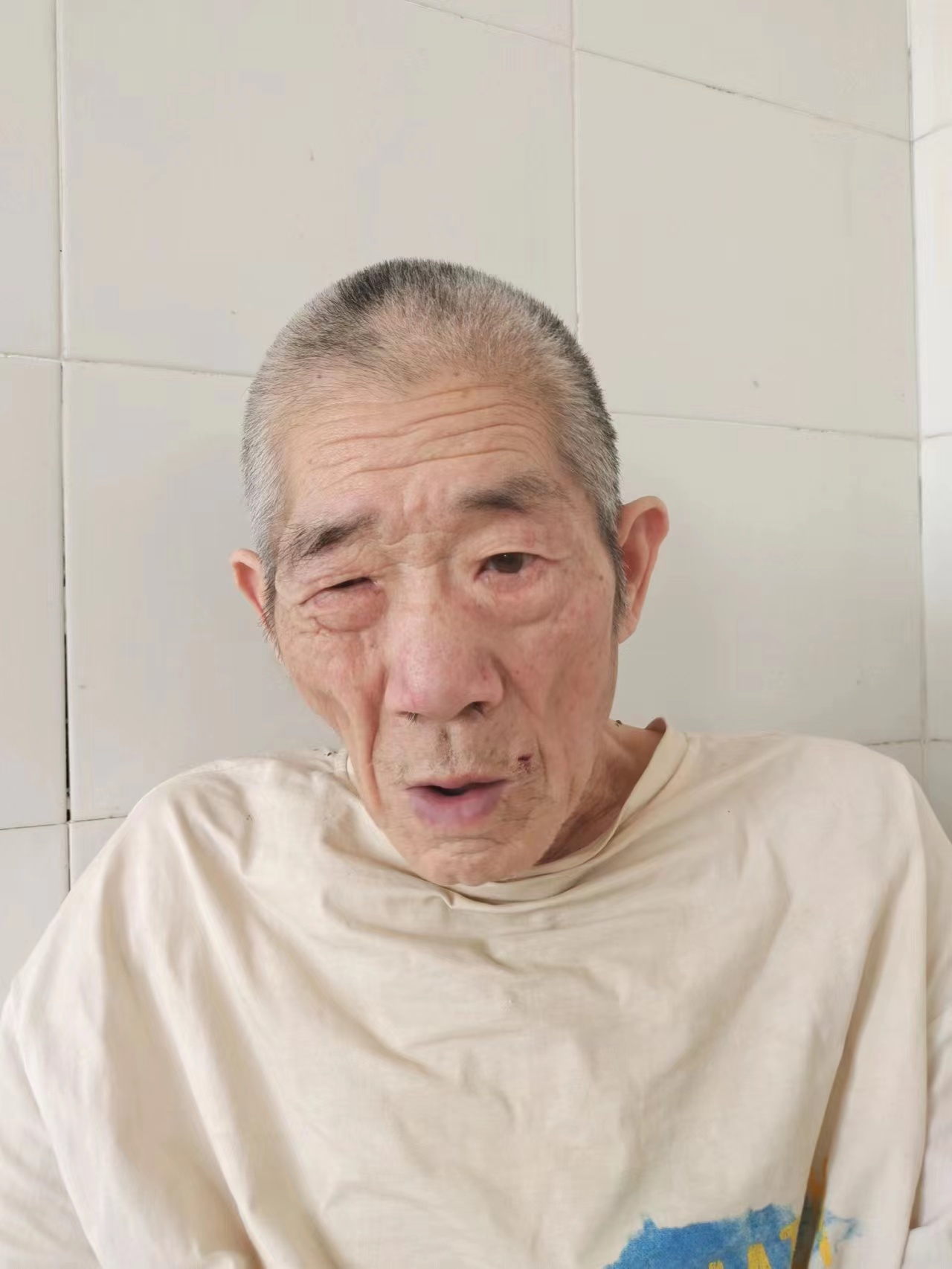走失者照片 寻亲：六旬老人在漯河被救助多年，穿...