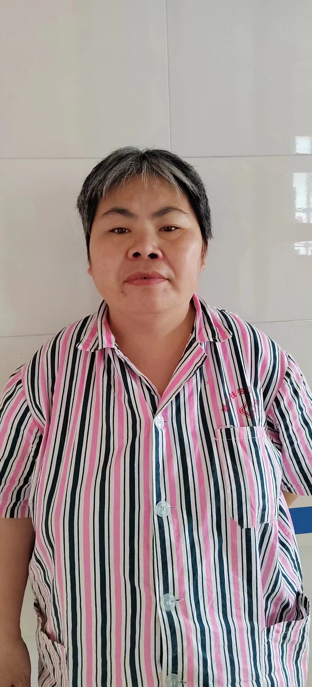 走失者照片 漯河寻亲：五旬女子被救助多年，穿红...