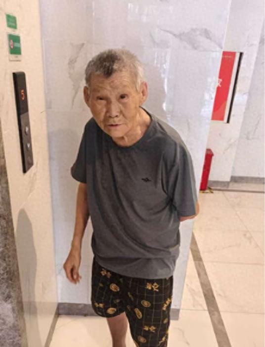 走失者照片 重庆市寻人：八旬老人走失，穿深蓝色...
