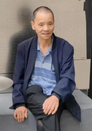 走失者照片 咸阳市寻人：六旬老人走失，穿深蓝色...