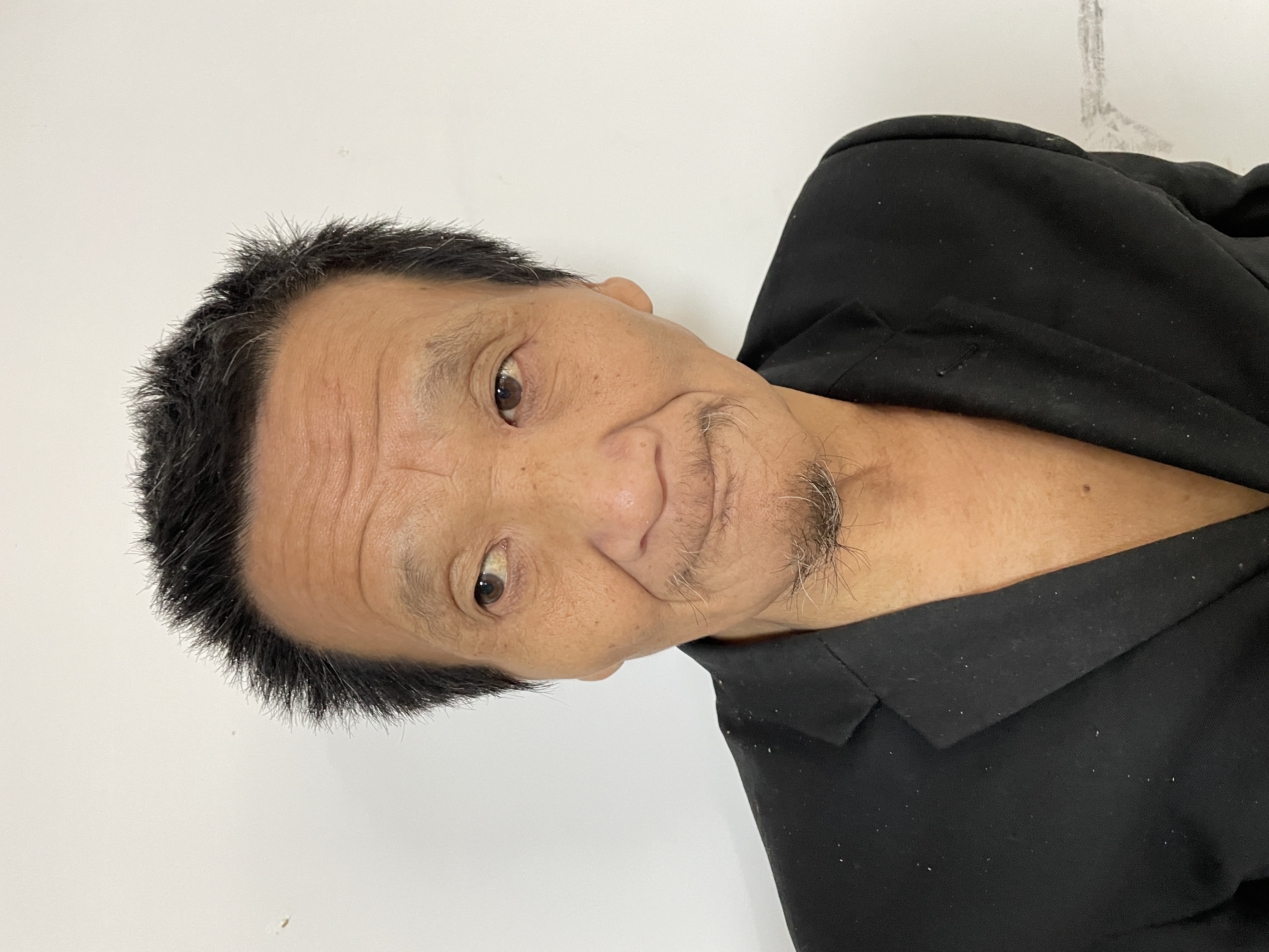 走失者照片 汉中寻亲：六旬老人被救助数日，穿蓝...