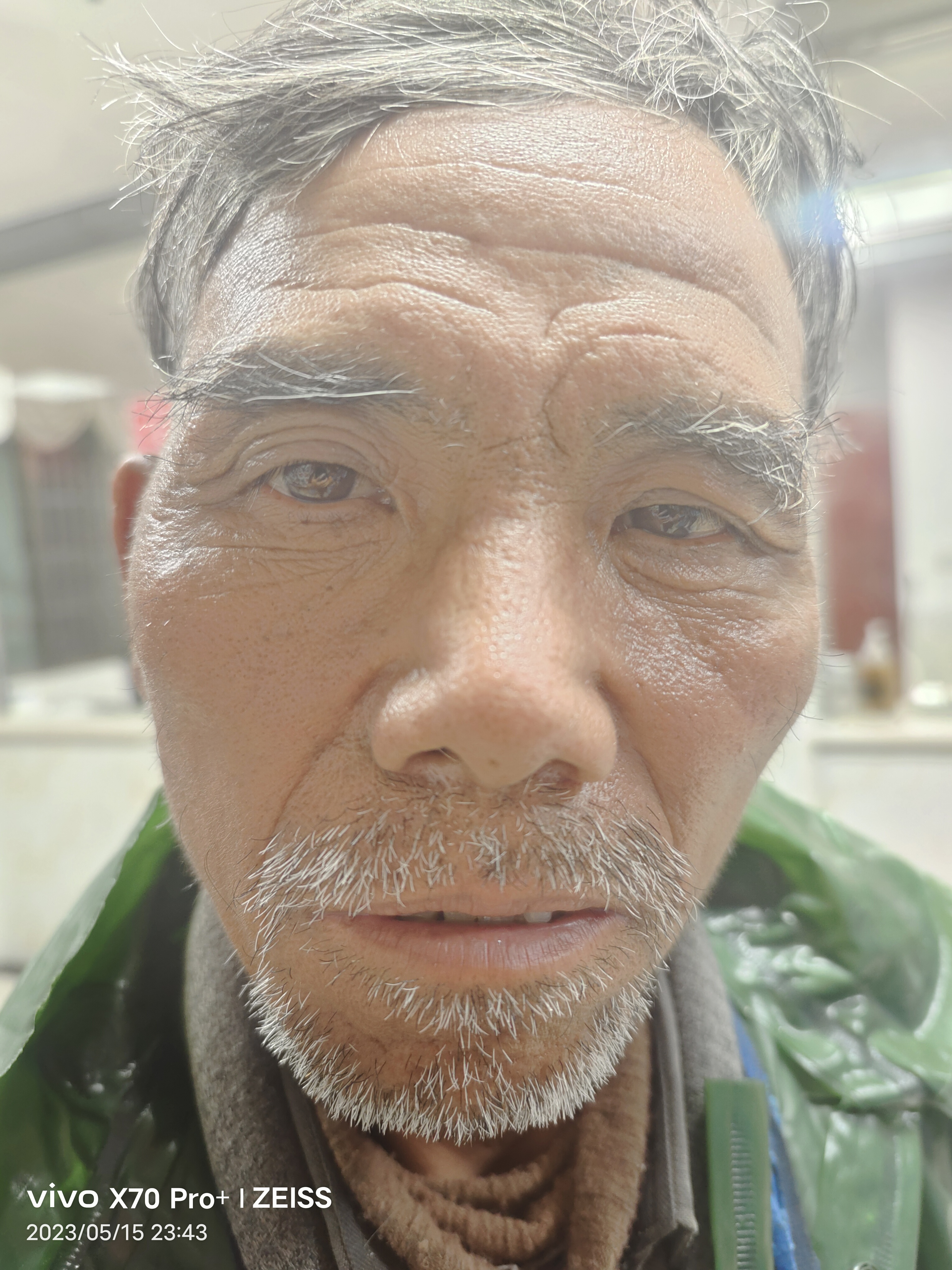 走失者照片 梅州寻亲：六旬老人被救助，穿绿色雨...