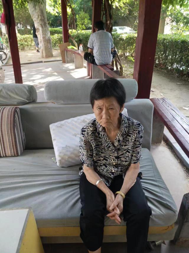 走失者照片 郑州急寻：七旬老太走失，戴有走失手...