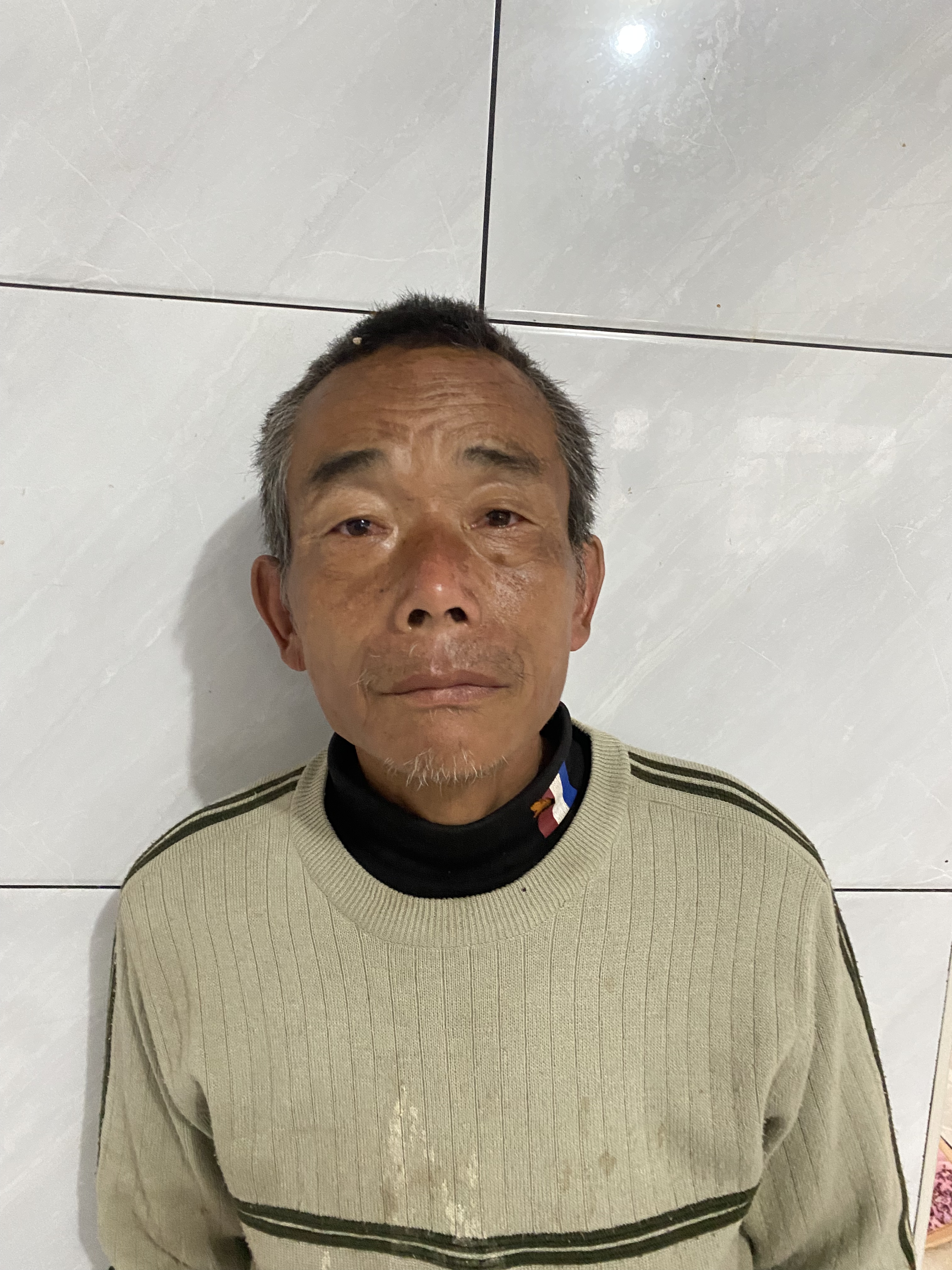 走失者照片 贵港寻亲：七旬老人被救助，穿米白色...