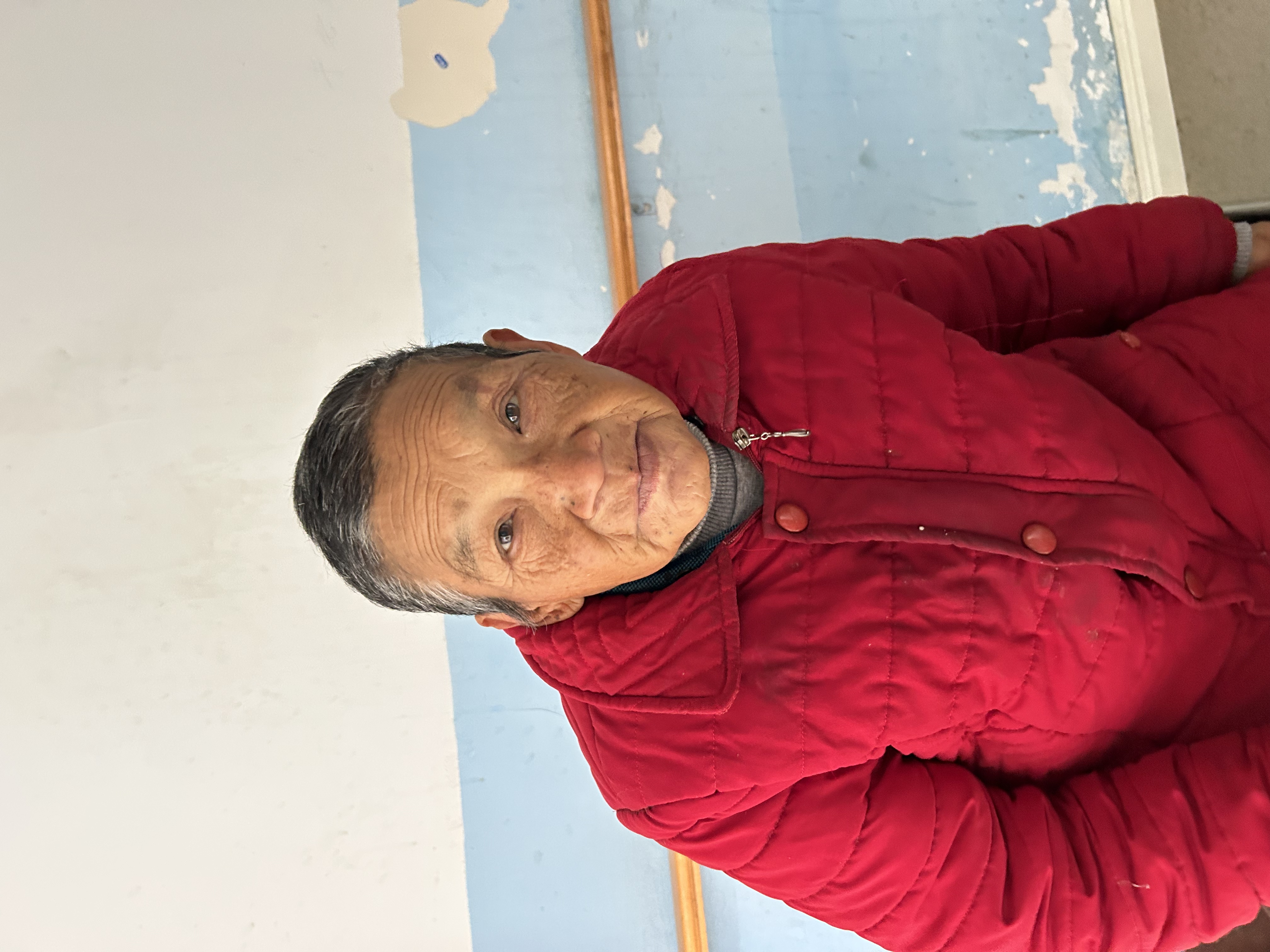 走失者照片 成都寻亲：七旬老太被救助，穿红色上...
