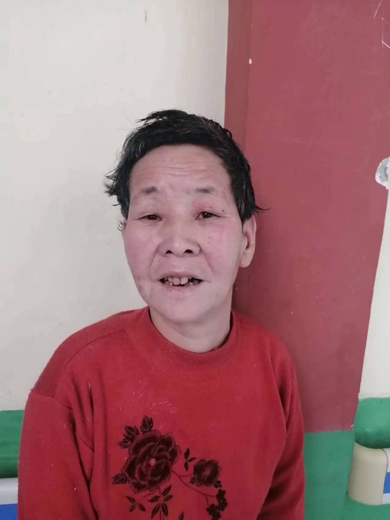 走失者照片 驻马店寻亲：六旬老太被救助，穿红色...