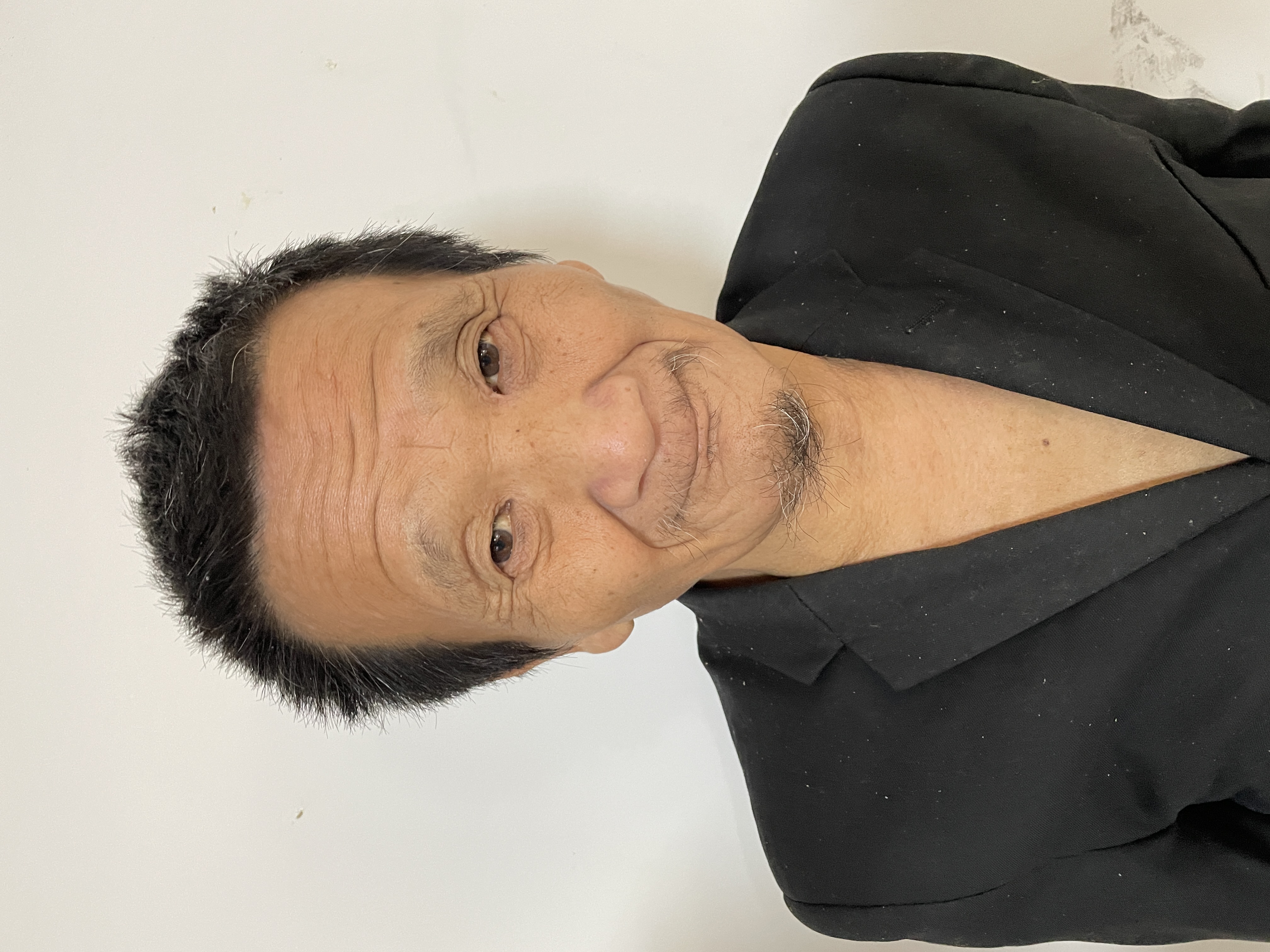 走失者照片 汉中寻亲：六旬老人被救助数日，穿蓝...