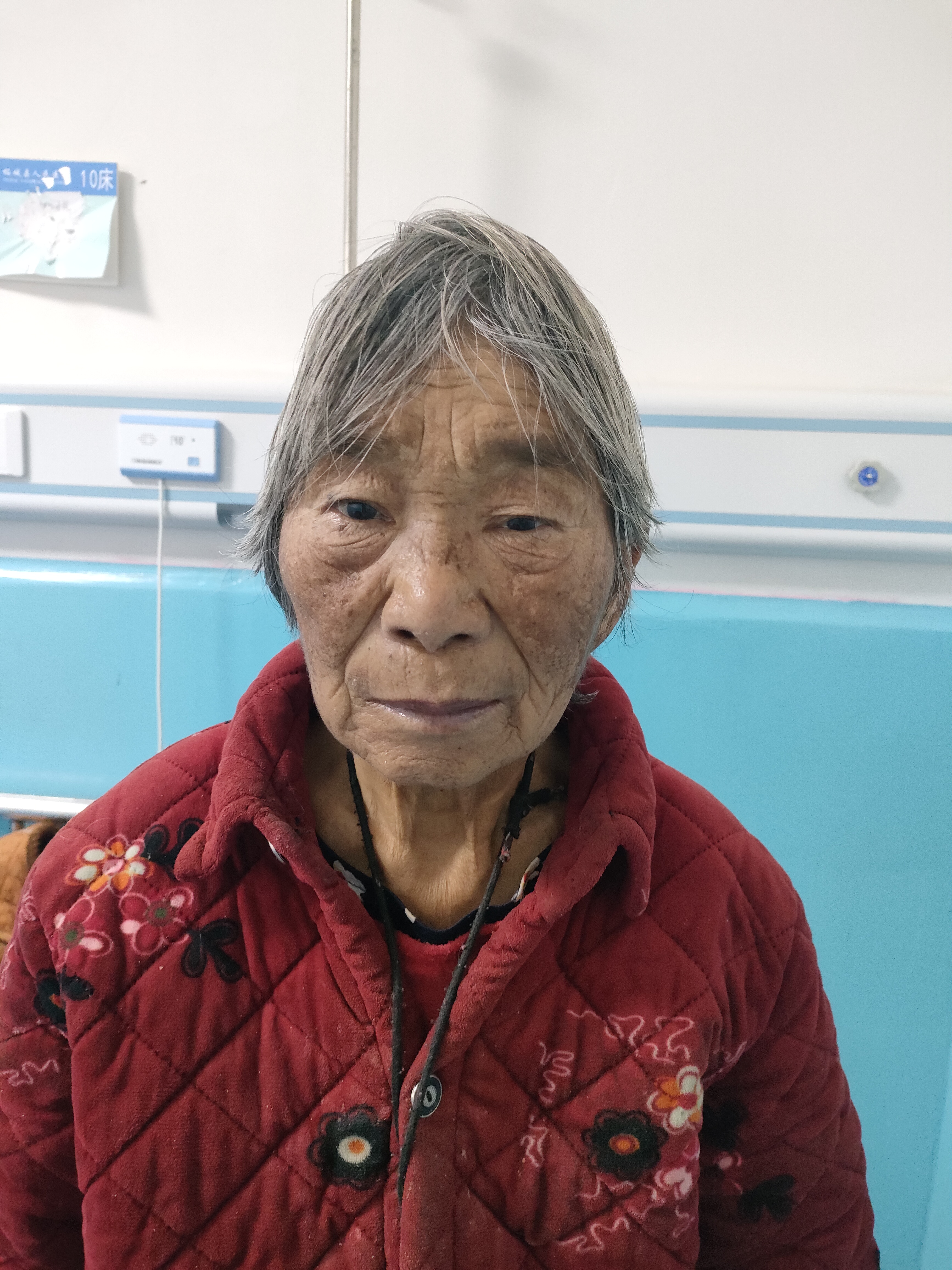 走失者照片 商丘寻亲：六旬老太被救助，穿红色花...