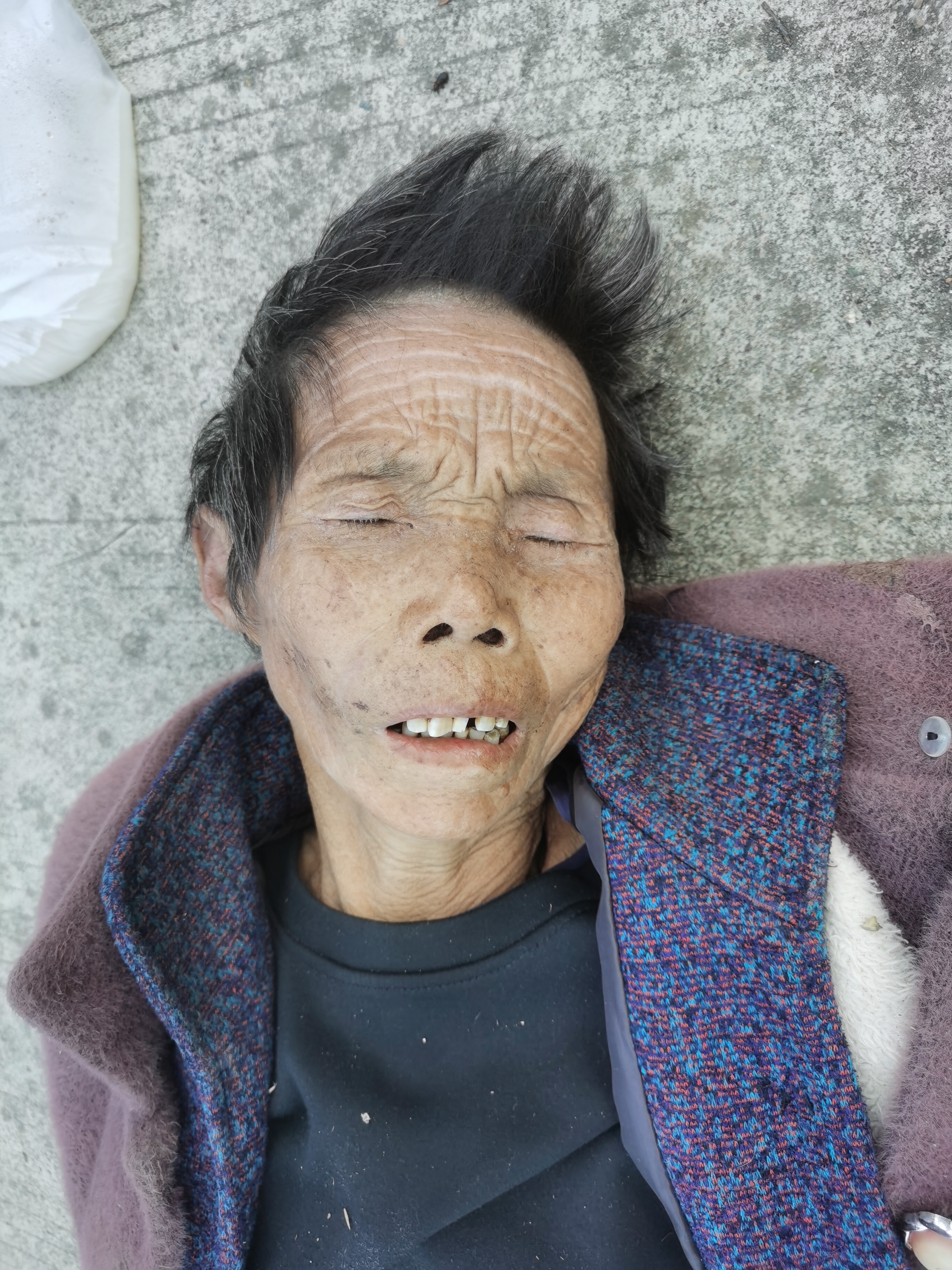 走失者照片 信阳寻亲：五旬女子被救助，穿棕色毛...